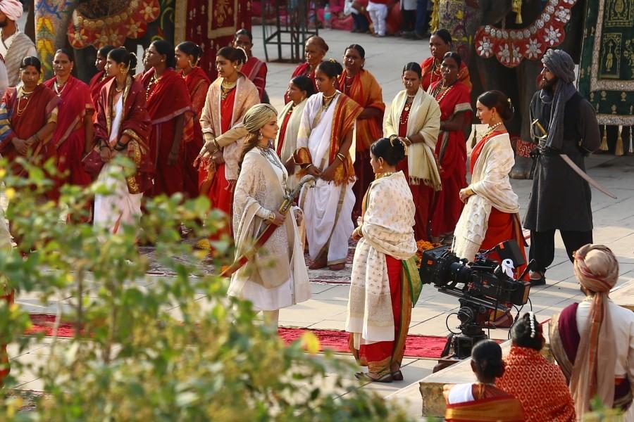 Kangana Ranaut looks stunning as Rani Laxmibai on the set of her highly ambitious project Manikarnika, releasing on 27 April 2018. Kangana Ranaut,actress Kangana Ranaut,Kangana Ranaut as Jhansi Rani Lakshmi Bai,Manikarnika: The Queen of Jhansi,Jhansi Rani Lakshmi Bai,Manikarnika: The Queen of Jhansi on the sets,Manikarnika: The Queen of Jhansi movie pics,Manikarnika: The Queen of Jha
