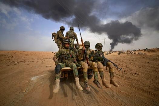 Shi'ite Popular Mobilization Forces advance towards the city of Al-Qaim.
