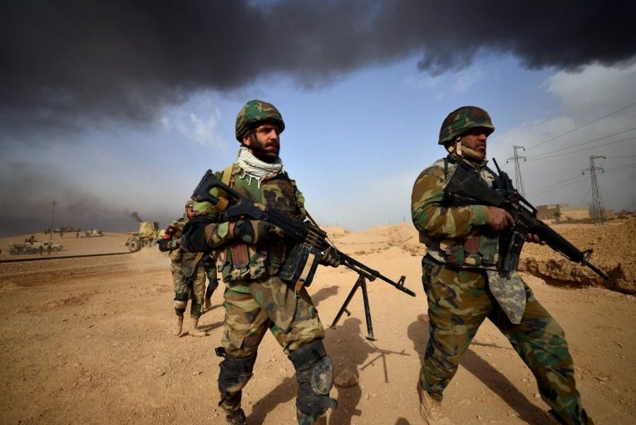 Shi'ite Popular Mobilization Forces (PMF) carrying their weapons, advance towards the city of Al-Qaim, Iraq November 3, 2017. Iraqi forces,Islamic State,Iraqi forces entered al-Qaim,al-Qaim,Islamic State militants