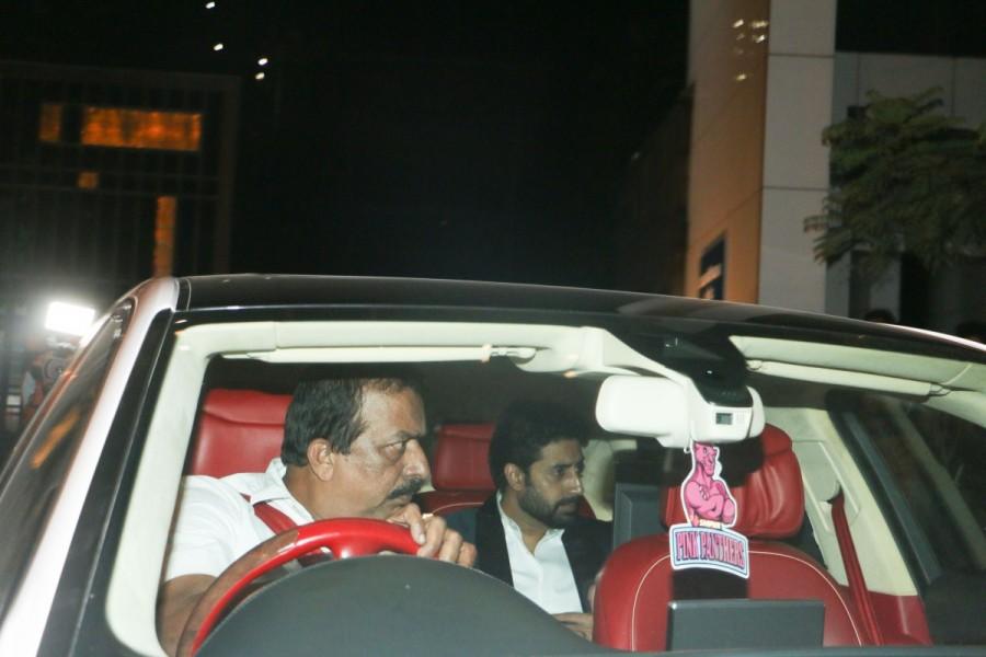 Also in attendance was Shah Rukh Khan, Karan Johar, Ranveer Singh, Alia Bhatt, Kriti Sanon, Gauri Khan, Manish Malhotra, Jhanvi Kapoor, Sara Ali Khan, Juno Chopra, Ishaan Khattar, Ritesh Sidhwani, Abhishek Bachchan, Zoya Akhtar to name few. Shah Rukh Khan,Karan Johar,Ranveer Singh,Alia Bhatt,Kriti Sanon,Gauri Khan,Jhanvi Kapoor,Sara Ali Khan,Abhishek Bachchan,Deepika Padukone's Padmavati party,Deepika Padukone,Padmavati party,Padmavati