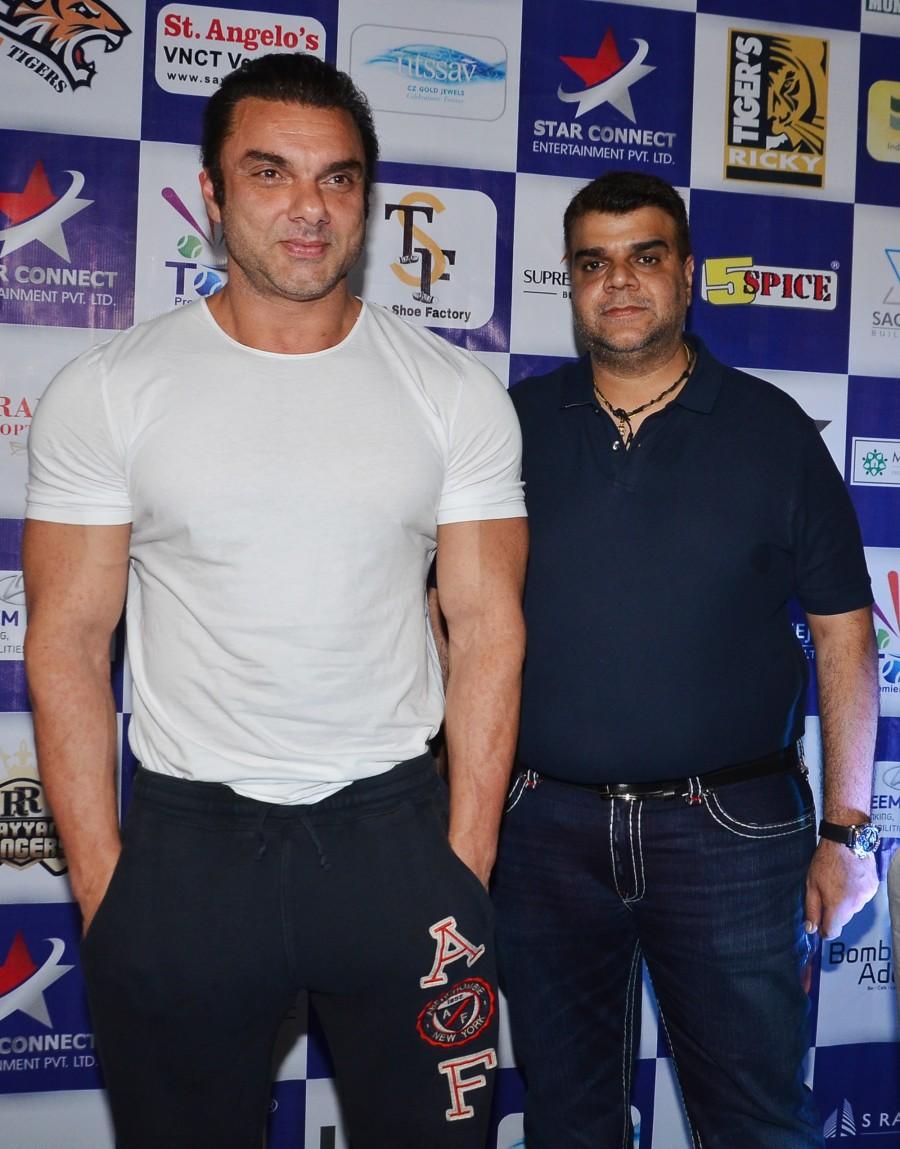 Sohail Khan and Naren Moriani at the Tony Premier League (TPL) exhibition match between Yuva Mumbai & Mumbai Heroes. Aaditya Thackeray,Sohail Khan,Aftaab Shivdasani,Jay Bhanushali,Naren Moriani,Daanish Hingora,Rahul Kanal,Aamir Ali,Rohit Roy,Yuva Mumbai & Mumbai Heroes