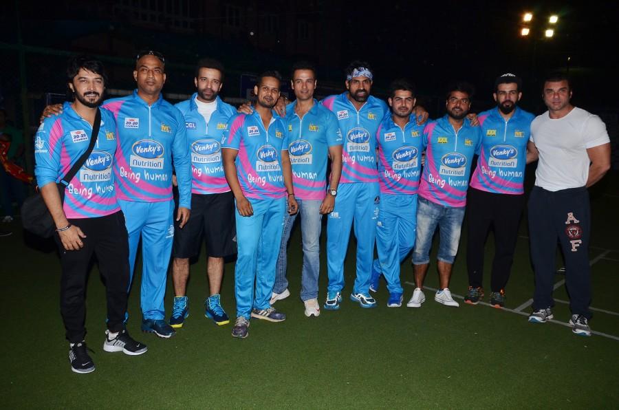 The Mumbai Heroes team at the Tony Premier League (TPL) exhibition match between Yuva Mumbai & Mumbai Heroes. Aaditya Thackeray,Sohail Khan,Aftaab Shivdasani,Jay Bhanushali,Naren Moriani,Daanish Hingora,Rahul Kanal,Aamir Ali,Rohit Roy,Yuva Mumbai & Mumbai Heroes