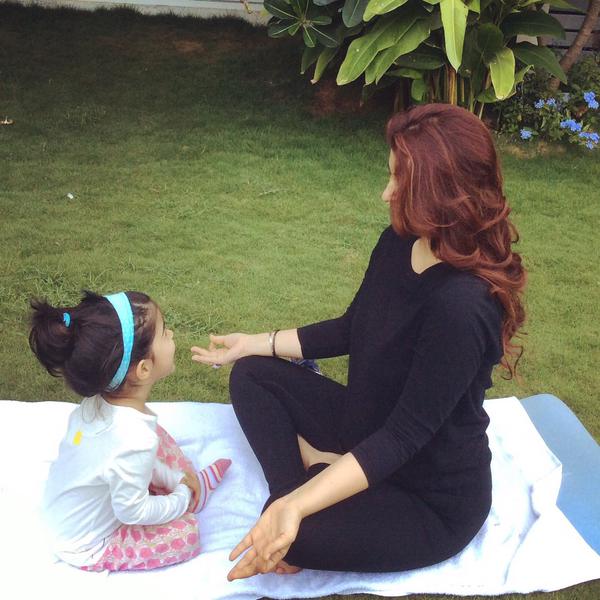 Twinkle Khanna and daughter Nitara Shah Rukh Khan,AbRam,Goa,Twinkle Khanna,Nitara,Twitter,Photos