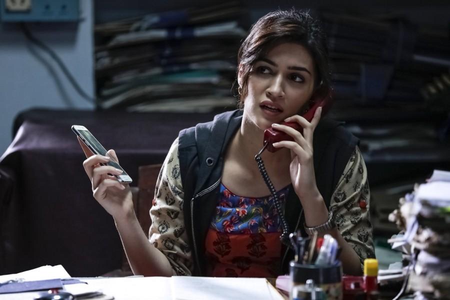 In order to celebrate the success of Bareily Ki Barfi, Kriti's close ones showered the actress with Barfi's, making her Diwali a sweet one, literally! Kriti Sanon,Kriti Sanon this Diwali,Bareilly ki Barfi,Maximum Barfis