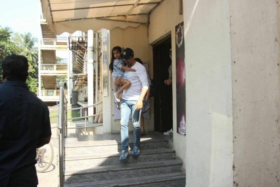 Akshay Kumar Spotted At PVR With Family Juhu. Akshay Kumar,actor Akshay Kumar,Akshay Kumar with family,Akshay Kumar with family at PVR,Akshay Kumar family,Akshay Kumar family pics,Akshay Kumar family images,Akshay Kumar family stills,Akshay Kumar family pictures,Akshay Kumar family photos
