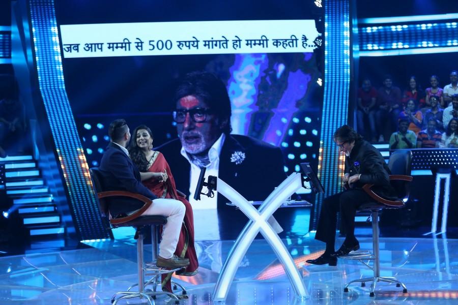 Vidya Balan showing different memes to Amitabh Bachchan on Kaun Banega Crorepati 9 Finale. Vidya Balan and Yuvraj Singh,Vidya Balan,Yuvraj Singh,Kaun Banega Crorepati 9 finale,Kaun Banega Crorepati 9,Kaun Banega Crorepati 9 Grand Finale,Amitabh Bachchan