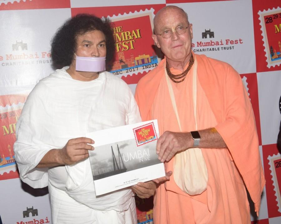 Dr. Lokesh Muni with Indradyumna Swami at The Mumbai Fest. Shilpa Shetty,Ankit Tiwari,Indradyumna Swami,Shri Lokesh Muni,The Mumbai Fest,The Mumbai Fest - Charitable Trust