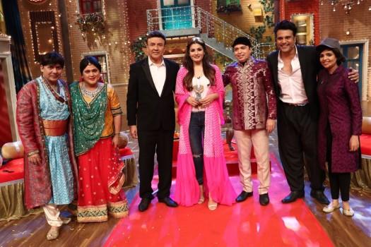 Anu Malik, Raveena Tandon and Altaf Raja pose with the atists of The Drama Company.