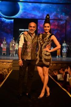 Shraddha Kapoor ramp walk at Blender's Pride Fashion tour for Manish Arora.