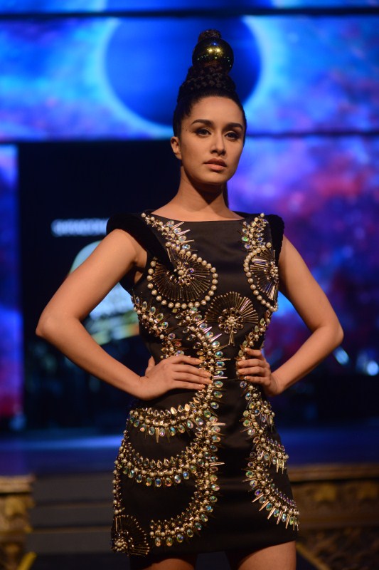 Shraddha Kapoor slays at Blender's Pride Fashion Tour show. Shraddha Kapoor,actress Shraddha Kapoor,shraddha kapoor in Blenders Pride fashion tour show,Blenders Pride fashion tour show,Shraddha Kapoor walks the ramp