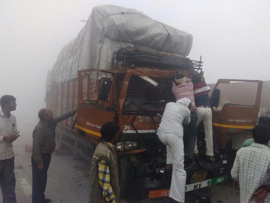 Horrific crash on Yamuna Expressway b/w Agra and Mathura. Delhi Smog,#DelhiSmog,Yamuna Expressway,Car collision on Yamuna Expressway,dense smog,Gautam Buddha Nagar,Agra & Mathura