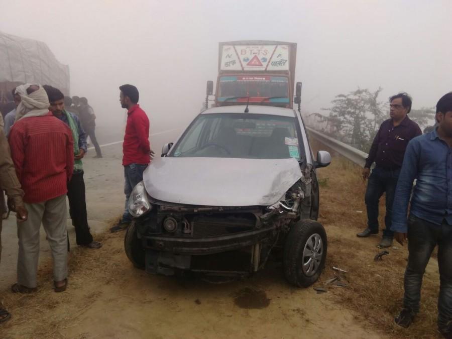 Over dozen vehicles pile up at Yamuna expressway at milestone 125 under Baldeo PS, Mathura. Delhi Smog,#DelhiSmog,Yamuna Expressway,Car collision on Yamuna Expressway,dense smog,Gautam Buddha Nagar,Agra & Mathura