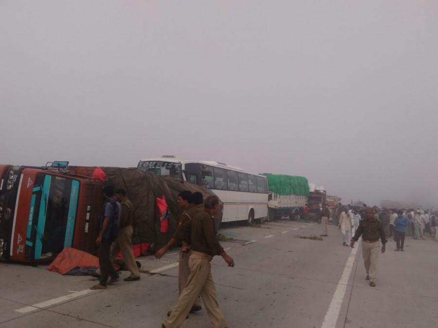 Smog reduced visibility to such low levels it caused this massive crash on Yamuna Expressway between Agra & Mathura. Delhi Smog,#DelhiSmog,Yamuna Expressway,Car collision on Yamuna Expressway,dense smog,Gautam Buddha Nagar,Agra & Mathura