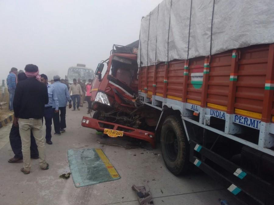 More than Ten vehicles collide on Yamuna Expressway in Gautam Buddha Nagar's Dankaur due to thick fog, several people injured. Delhi Smog,#DelhiSmog,Yamuna Expressway,Car collision on Yamuna Expressway,dense smog,Gautam Buddha Nagar,Agra & Mathura