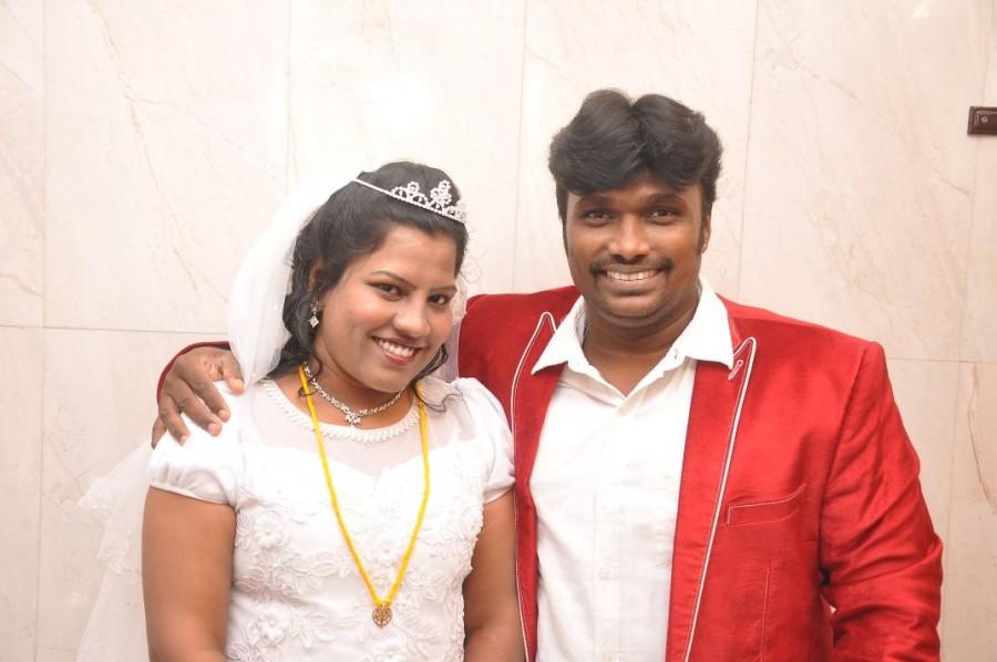 Star Vijay tv: Athu Ithu Ethu fame Singapore Deepan wedding images. Singapore Deepan,Singapore Deepan wedding pics,Singapore Deepan wedding images,Singapore Deepan wedding stills,Singapore Deepan wedding pictures,Singapore Deepan wedding photos,Singapore Deepan marriage pics,Singapore Deepan marriage images,Singapore Deep