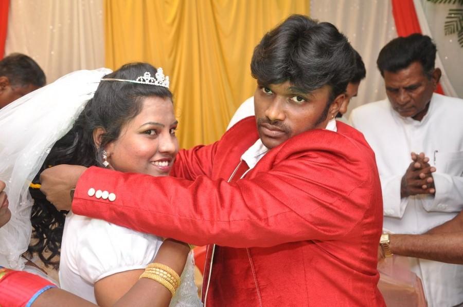 Star Vijay tv: Athu Ithu Ethu fame Singapore Deepan wedding stills. Singapore Deepan,Singapore Deepan wedding pics,Singapore Deepan wedding images,Singapore Deepan wedding stills,Singapore Deepan wedding pictures,Singapore Deepan wedding photos,Singapore Deepan marriage pics,Singapore Deepan marriage images,Singapore Deep