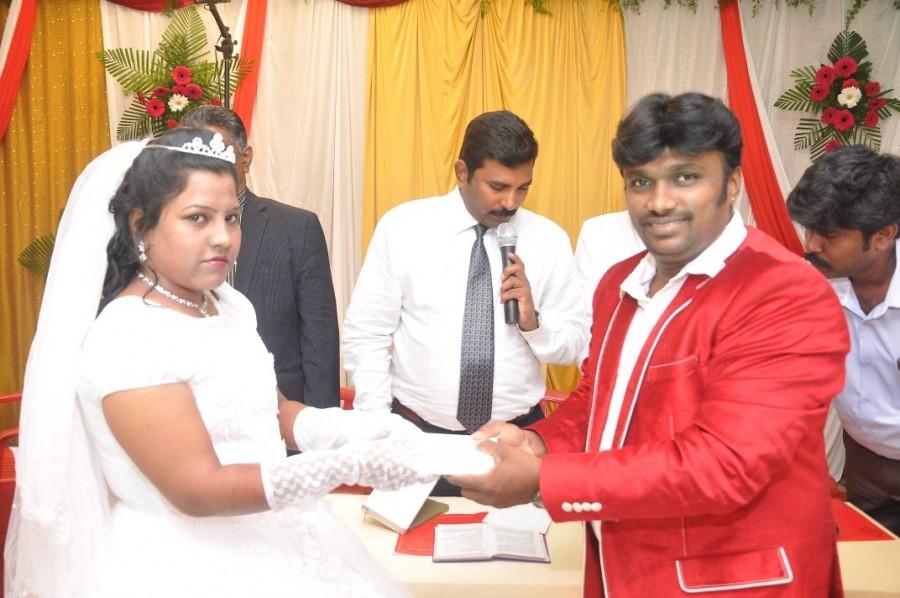 Star Vijay tv: Athu Ithu Ethu fame Singapore Deepan wedding photos. Singapore Deepan,Singapore Deepan wedding pics,Singapore Deepan wedding images,Singapore Deepan wedding stills,Singapore Deepan wedding pictures,Singapore Deepan wedding photos,Singapore Deepan marriage pics,Singapore Deepan marriage images,Singapore Deep