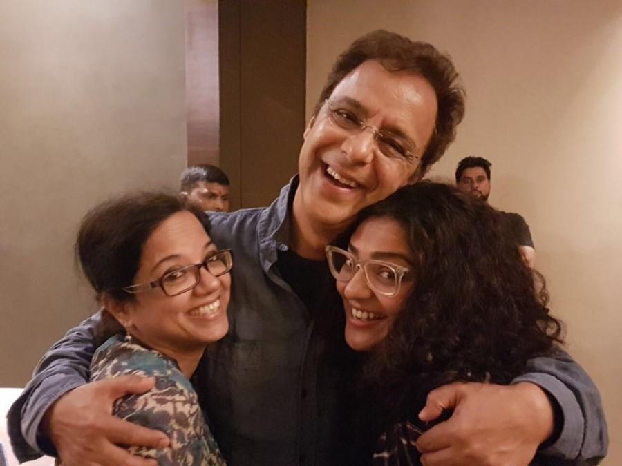 Filmmaker Vidhu Vinod Chopra who is a well-known name in Bollywood also attended the screening. Vidhu Vinod Chopra impressed by the fresh take on contemopary love stories gave a tight hug to director Tanuja Chandra and actress Parvathy. The QQS team collaborated with an online dating application and kept a special preview screening with the winners of the contest through the application. Simultaneously the makers also arranged a screening for their friends and family as well. Everyone who saw the film were all praise for it, However, filmaker Vidhu Vinod Chopra's response came in like a pleasant surprise. The film maker hugged the team as he fell short of words to praise the film. Tanuja Chandra,Parvathy,Qarib Qarib,Vidhu Vinod Chopra,Qarib Qarib Singlle,special screening of Qarib Qarib Singlle