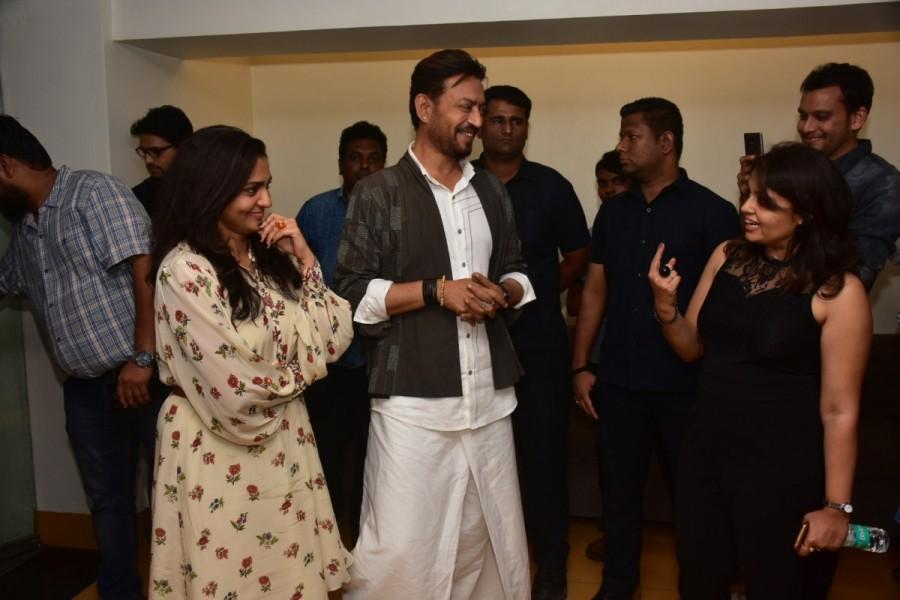 The makers of the film had earlier organized a contest in sync with the crucks of the film where in they collaborated with an online dating app only to give all the singles a chance to attend a preview of the film. National award-winning actor Irrfan Khan will be seen next in a millennial love story along sides Malayalam actress Parvathy who will be making her Bollywood debut with the Tanuja Chandra Directorial. Qarib Qarib Singlle,Qarib Qarib Singlle special screening,Qarib Qarib Singlle screening,Irrfan Khan and Parvathy,Irrfan Khan,Parvathy