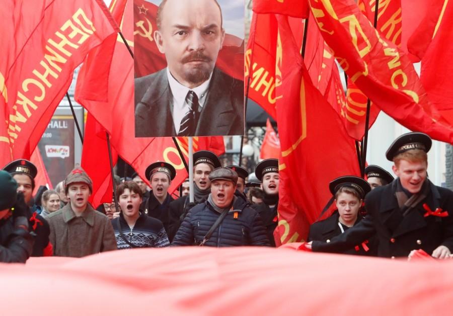 Demonstrators carry flags and a portrait of Soviet state founder Vladimir Lenin during a rally held by Russian Communist party to mark the Red October revolution's centenary in central Moscow, Russia November 7, 2017. Russian Revolution,Bolshevik revolution,100 years since Russian Revolution,Soviet Union