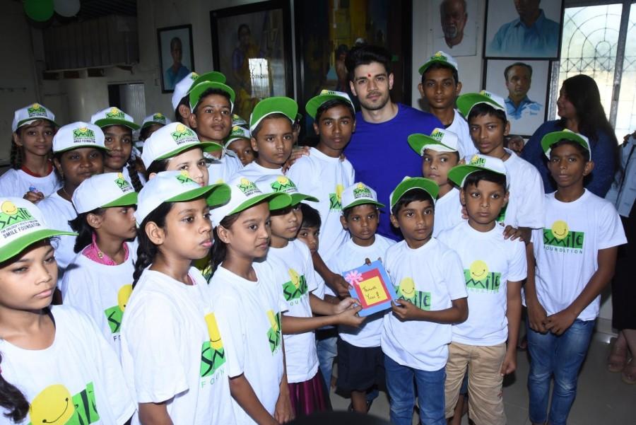 Sooraj Pancholi celebrated his birthday with Smile Foundation Kids on 9th Nov 2017. Sooraj Pancholi,Sooraj Pancholi celebrates his birthday with kids,actor Sooraj Pancholi,Sooraj Pancholi birthday celebration,Sooraj Pancholi birthday celebration pics,Sooraj Pancholi birthday celebration images,Sooraj Pancholi birthday celebration sti
