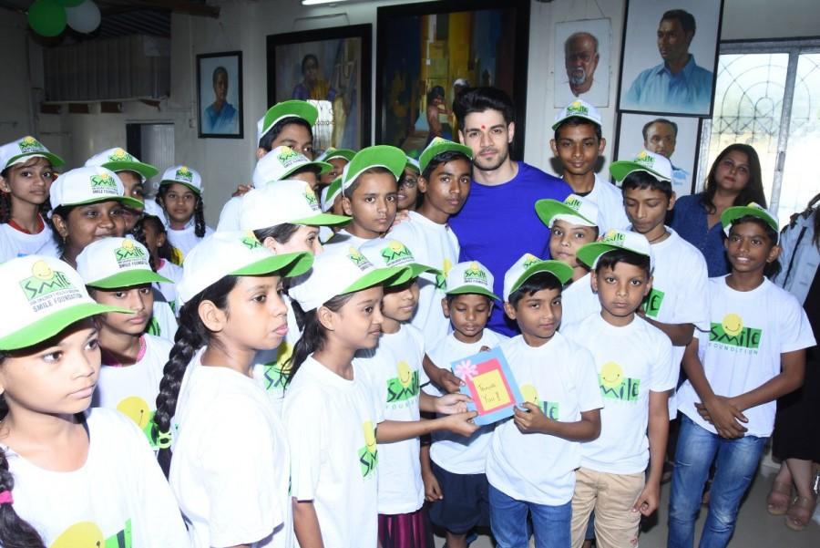 Sooraj Pancholi Celebrates His Birthday With Smile Foundation Kids in Mumbai. Sooraj Pancholi,Sooraj Pancholi celebrates his birthday with kids,actor Sooraj Pancholi,Sooraj Pancholi birthday celebration,Sooraj Pancholi birthday celebration pics,Sooraj Pancholi birthday celebration images,Sooraj Pancholi birthday celebration sti