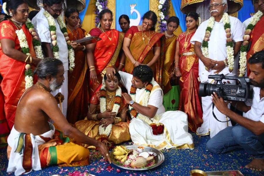 Tamil director Nalan Kumarasamy ties know with Saranya at Vasavi Mahal, Trichy. Celebs like R Parthiban, Vijay Sethupathi, Samuthirakani, Shanthanu and others graced the event. R Parthiban,Vijay Sethupathi,Samuthirakani,Shanthanu,Nalan Kumarasamy wedding,Nalan Kumarasamy marriage,Nalan Kumarasamy wedding pics,Nalan Kumarasamy wedding images,Nalan Kumarasamy wedding stills,Nalan Kumarasamy wedding pictures,Nalan Kumarasamy weddin