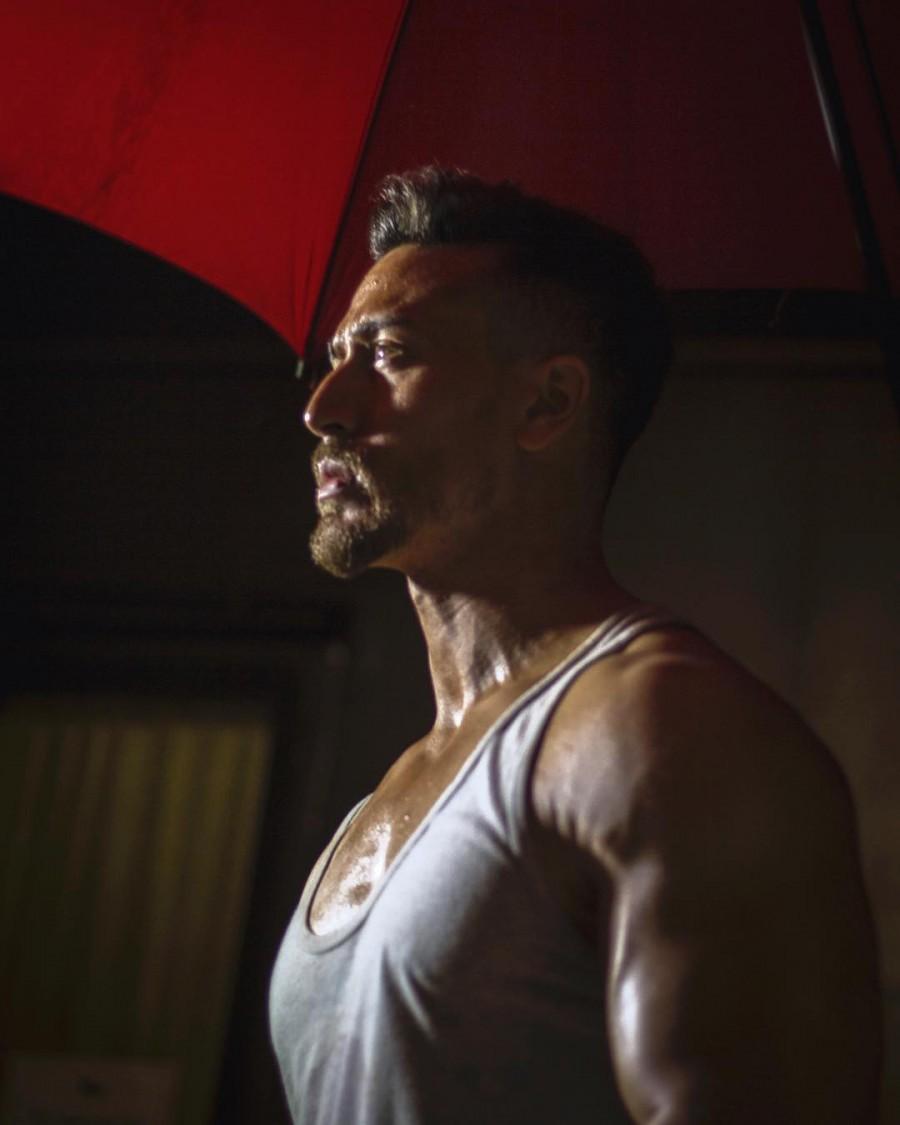 Tiger is currently raising temperatures with his tanned body and rugged look in the upcoming Baaghi 2 which is slated a 2018 release. Tiger Shroff,Tiger Shroff Autographs,Tiger Shroff Autographs as selfies,actor Tiger Shroff
