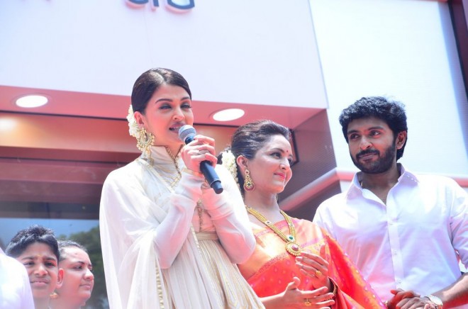 Aishwarya Rai Launch Kalyan Jewellers in Chennai Vikram Prabhu,Prabhu,Amitabh Bachchan,Aishwarya Rai,Akkineni Nagarjuna,Shivaraj Kumar,Kalyan Jewellers,Kalyan Jewellers Inauguration in Chennai,Amitabh Bachchan and Aishwarya Rai Launch Kalyan Jewellers in Chennai