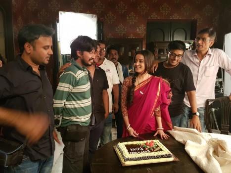 Raima Sen celebrated her birthday on the sets of Mehmaan.