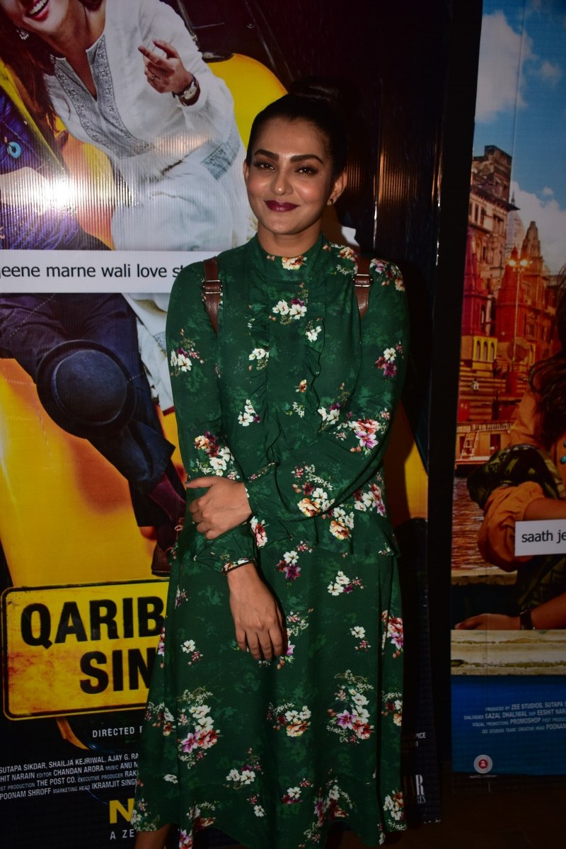 The movie is garnering a lot of appreciation for its unusual pairing and quirky content. Just like the trailer received appreciation the audience for its unusual storyline which is a promising joy-ride. The posters have attracted eye-balls for its taglines which is creating curiosity amongst all. Rrfan Khan,Parvathy,Tanuja Chandra,Sutupa Sikhder,Makesh Bhatt,Deepak Dobriyal,Gulshan Devaiah,Rasika duggal,Tisca Chopra,Qarib Qarib Singlle,Qarib Qarib Singlle special screening