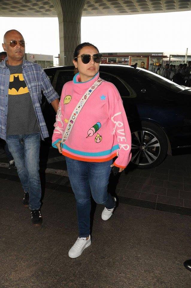 Bollywood actress Rani Mukherjee spotted at Mumbai Airport. Rani Mukerji,actress Rani Mukerji,Rani Mukerji at Mumbai Airport,Rani Mukerji spotted at Airport,Rani Mukerji latest pics,Rani Mukerji latest images,Rani Mukerji latest stills,Rani Mukerji latest pictures,Rani Mukerji latest photos
