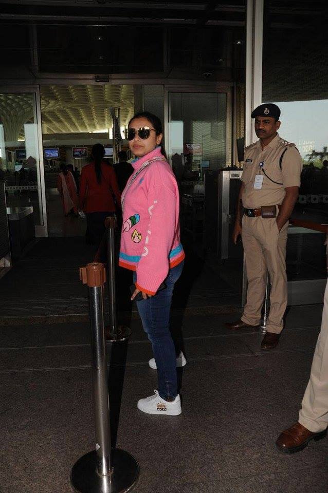 Rani Mukherjee snapped at Mumbai Airport. Rani Mukerji,actress Rani Mukerji,Rani Mukerji at Mumbai Airport,Rani Mukerji spotted at Airport,Rani Mukerji latest pics,Rani Mukerji latest images,Rani Mukerji latest stills,Rani Mukerji latest pictures,Rani Mukerji latest photos