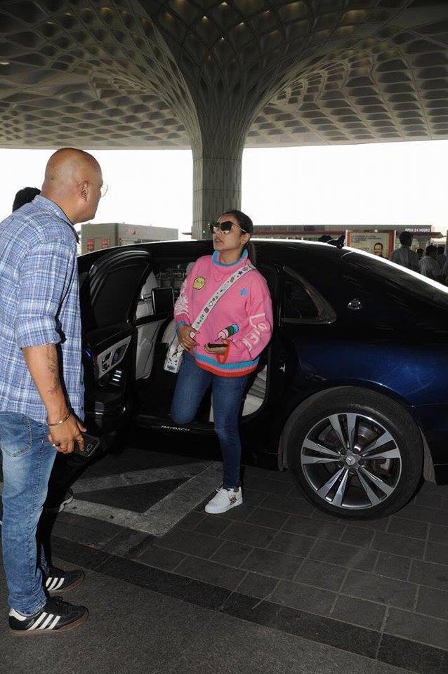 Actress Rani Mukherjee snapped at Mumbai Airport. Rani Mukerji,actress Rani Mukerji,Rani Mukerji at Mumbai Airport,Rani Mukerji spotted at Airport,Rani Mukerji latest pics,Rani Mukerji latest images,Rani Mukerji latest stills,Rani Mukerji latest pictures,Rani Mukerji latest photos