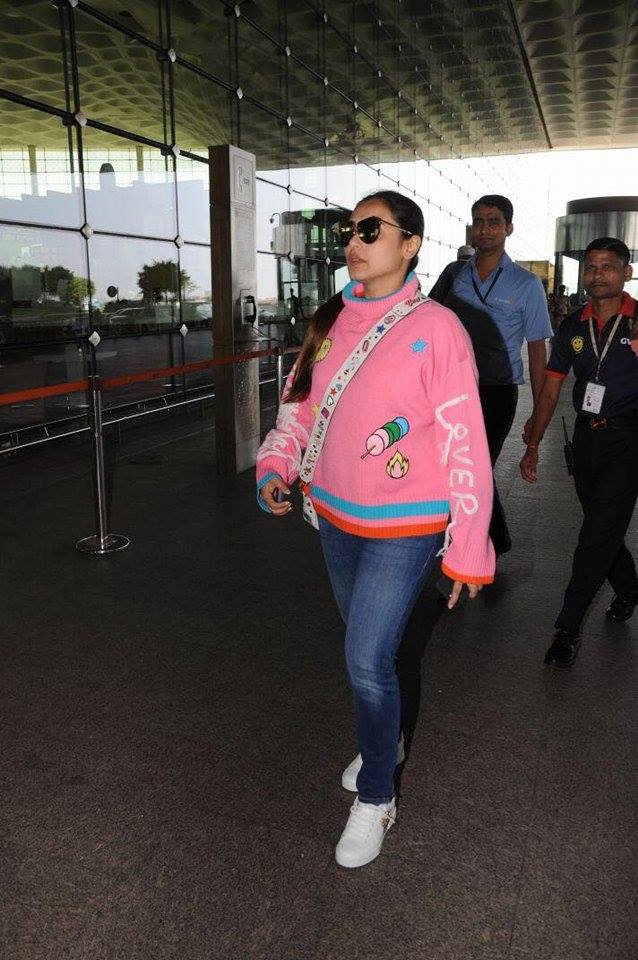 Bollywood Actress Rani Mukherjee snapped at Mumbai Airport. Rani Mukerji,actress Rani Mukerji,Rani Mukerji at Mumbai Airport,Rani Mukerji spotted at Airport,Rani Mukerji latest pics,Rani Mukerji latest images,Rani Mukerji latest stills,Rani Mukerji latest pictures,Rani Mukerji latest photos