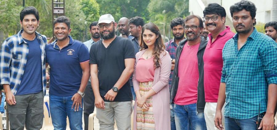 Kannada superstar Puneeth Rajkumar visits Allu Sirish's Okka Kshanam film sets in Bangalore. Puneeth Raj Kumar,Puneeth Rajkumar,Allu Sirish,Okka Kshanam,Okka Kshanam on the sets,superstar Puneeth Rajkumar
