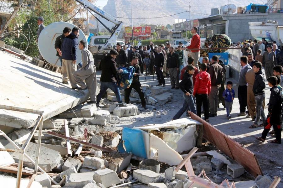 Residents look at a damaged building following an earthquake in the town of Darbandikhan, near the city of Sulaimaniyah, in the semi-autonomous Kurdistan region, Iraq November 13, 2017. Iran-Iraq,earthquake,Iran-Iraq earthquake,Iran-Iraq earthquake kills 147,Richter scale,powerful earthquake