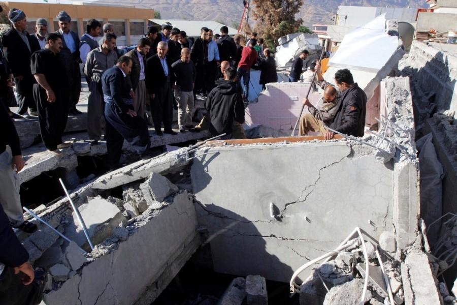 Residents gather near a damaged building following an earthquake in the town of Darbandikhan, near the city of Sulaimaniyah, in the semi-autonomous Kurdistan region, Iraq November 13, 2017. Iran-Iraq,earthquake,Iran-Iraq earthquake,Iran-Iraq earthquake kills 147,Richter scale,powerful earthquake