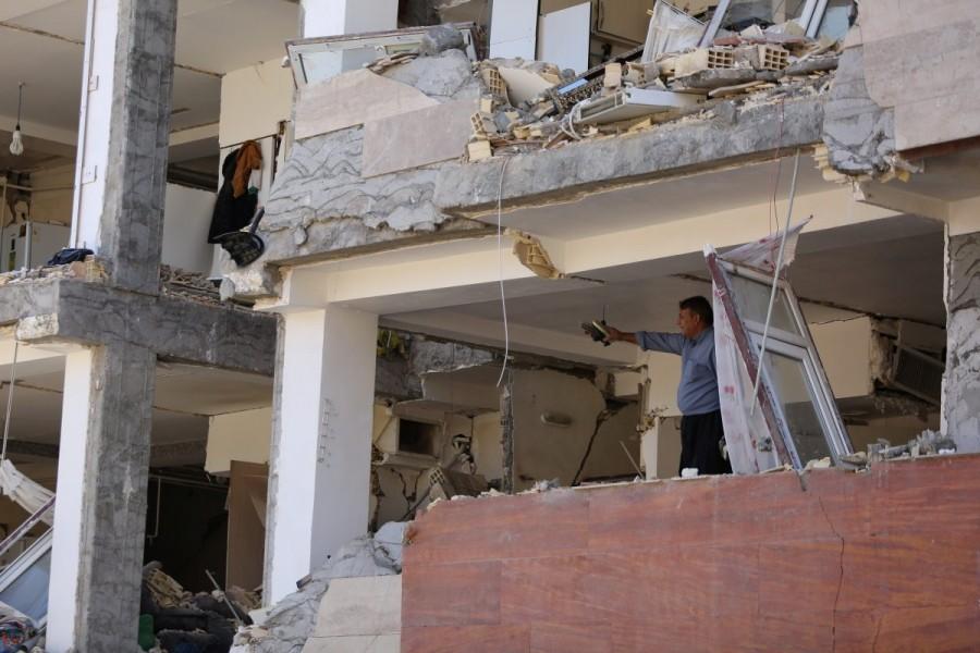 A man gestures inside a damaged building following an earthquake in Sarpol-e Zahab county in Kermanshah, Iran November 13, 2017. Iran-Iraq,earthquake,Iran-Iraq earthquake,Iran-Iraq earthquake kills 147,Richter scale,powerful earthquake