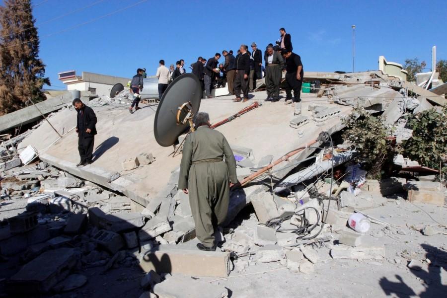 Residents look at a damaged building following an earthquake in the town of Darbandikhan, near the city of Sulaimaniyah, in the semi-autonomous Kurdistan region, Iraq November 13, 2017. Iran-Iraq,earthquake,Iran-Iraq earthquake,Iran-Iraq earthquake kills 147,Richter scale,powerful earthquake