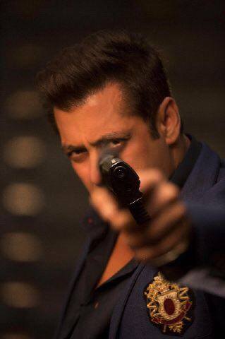 This shows how Salman has actually entertained the audience in different way in the past one week. Starting from a small screen presence were his fans can see a different side of Salman to releasing the trailer of his next Tiger Zinda Hai which marks Salman’s comeback in action movie. Salman Khan,actor Salman Khan,Salman Khan breaks the internet,tiger zinda hai,Race 3,salman khan tiger zinda hai,Salman Khan race 3