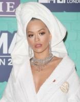 Rita Ora,singer Rita Ora,Rita Ora stuns the 2017 MTV EMAs,Rita Ora BATHROBE,Rita Ora in a bathrobe avatar,Rita Ora bathrobe avatar,Rita Ora bathrobe