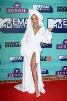 Rita Ora,singer Rita Ora,Rita Ora stuns the 2017 MTV EMAs,Rita Ora BATHROBE,Rita Ora in a bathrobe avatar,Rita Ora bathrobe avatar,Rita Ora bathrobe