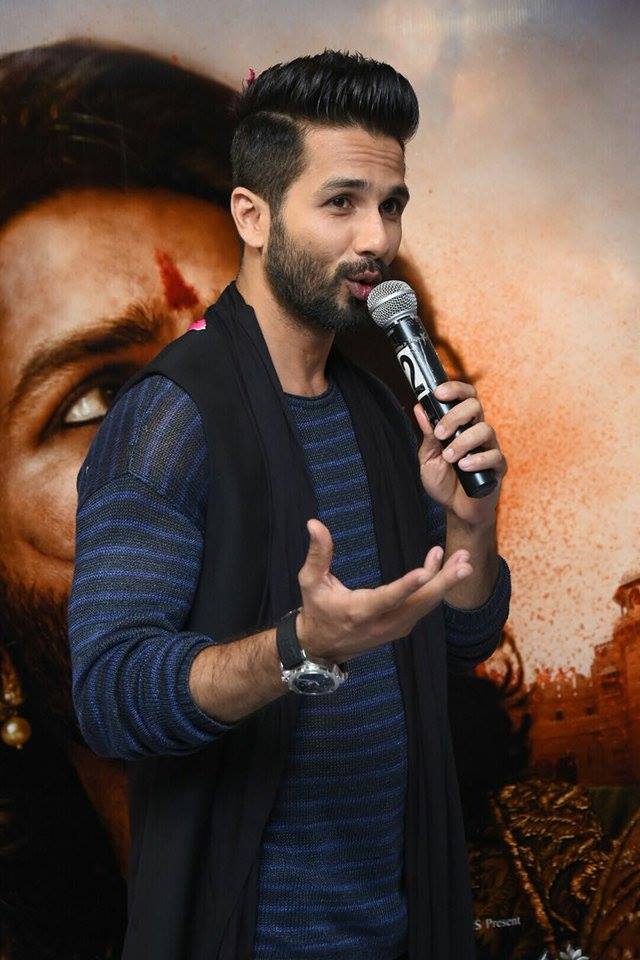 Shahid Kapoor promotes his upcoming movie Padmavati at Radio Mirchi in Mumbai. Shahid Kapoor,actor Shahid Kapoor,Padmavati at Radio Mirchi,Padmavati,Padmavati promotion,Padmavati movie promotion,Padmavati promotion pics,Padmavati promotion images,Padmavati promotion stills,Padmavati promotion pictures,Padmavati promotion photos