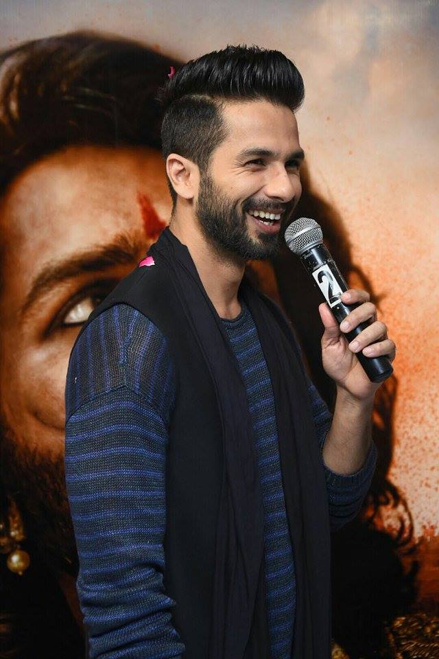 Shahid Kapoor at the Radio Mirchi studio to promote his movie Padmavati. Shahid Kapoor,actor Shahid Kapoor,Padmavati at Radio Mirchi,Padmavati,Padmavati promotion,Padmavati movie promotion,Padmavati promotion pics,Padmavati promotion images,Padmavati promotion stills,Padmavati promotion pictures,Padmavati promotion photos