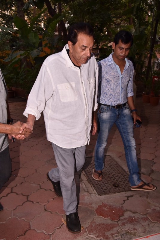 Dharmendra at Mohan Kumar's Prayer Meet. Rakesh Roshan,Dharmendra,Sonu Nigam,Jeetendra,Abhishek Kapoor,Mohan Kumar Prayer Meet,Celebs at Mohan Kumar Prayer Meet,Mohan Kumar Prayer Meet pics,Mohan Kumar Prayer Meet images,Mohan Kumar Prayer Meet stills,Mohan Kumar Prayer Meet pictures,Mohan Kumar