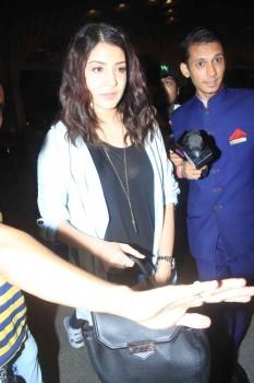 Anushka Sharma Snapped At International Airport