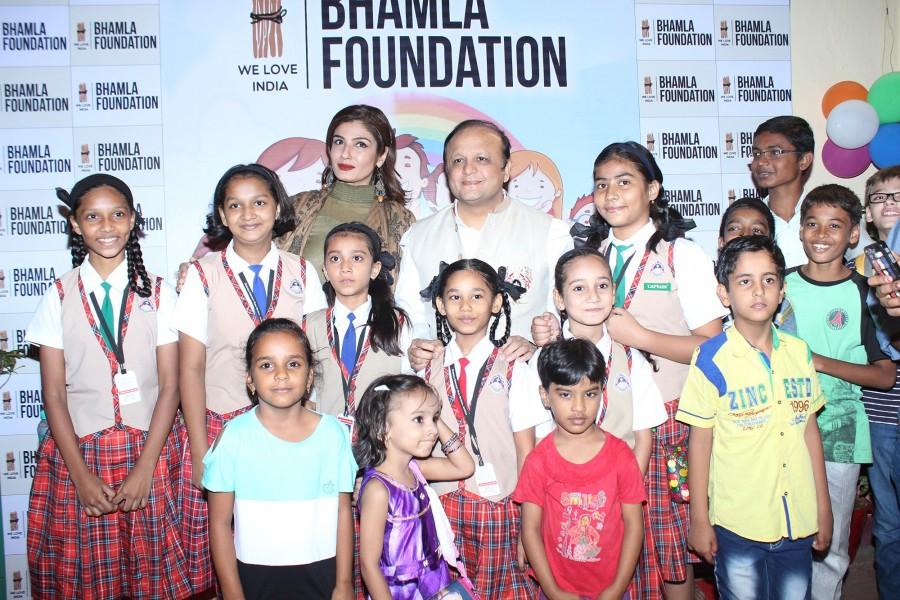 Raveena Tandon and Asif Bhamla with kids at Bhamla Foundation's Children's Day celebrations with spastic kids and kids from Duruelo Convent School, Bandra. Raveena Tandon,Kanika Kapoor,Asif Bhamla,Bhamla Foundation's Children's Day
