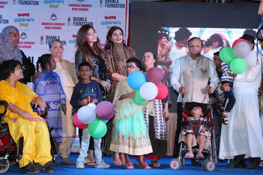 Kanika Kapoor, Raveena Tandon and Asif Bhamla with kids at Bhamla Foundation's Children's Day celebrations with spastic kids and kids from Duruelo Convent School, Bandra. Raveena Tandon,Kanika Kapoor,Asif Bhamla,Bhamla Foundation's Children's Day