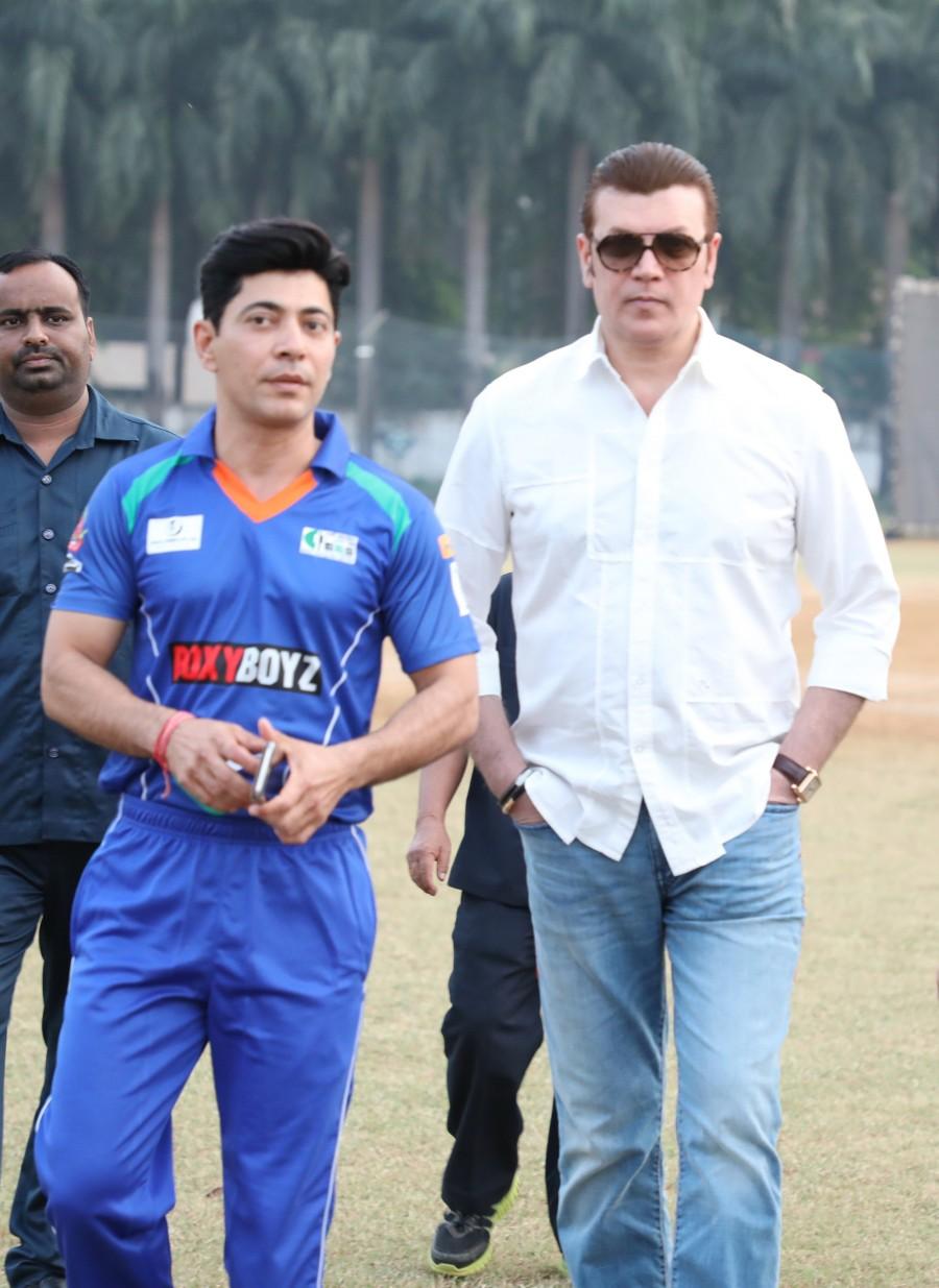 Dillzan Wadia and Aditya Pancholi at a cricket match between Boxy Boyz Celebrity XI & Specially Abled India XI at Goregon Sports Club. Aditya Pancholi,Shabbir Ahluwalia,Dillzan Wadia,Samir Kochhar,Varun Badola,Sharad Kelkar,Bhakhtyar Irani